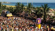 Straßenkarneval an der Strandpromenade von Rio.