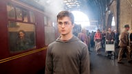 Schauspieler Daniel Radcliffe alias Harry Potter steht an einem Bahnsteig.
