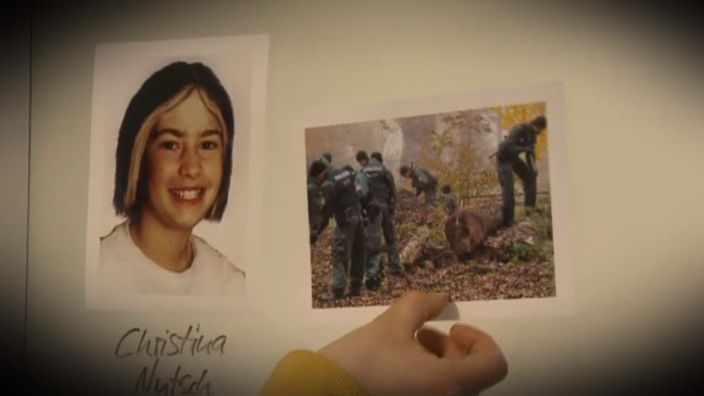 Das Bild zeigt ein ermordetes Kind auf einem Foto.