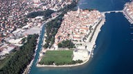 Luftbild der Altstadt von Trogir, die auf einer Insel im Meer liegt.
