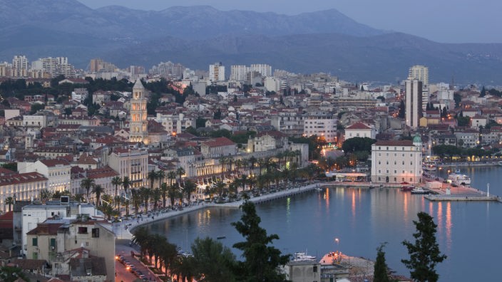 Panoramablick auf die Hafenpromenade und daran anschließende Gebäude von Split.