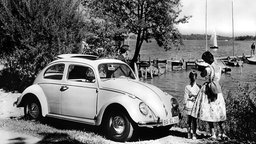 Schwarzweiß-Aufnahme eines VW Käfer aus dem Jahr 1960.