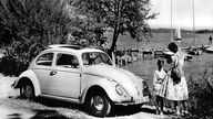 Schwarzweiß-Aufnahme eines VW Käfer aus dem Jahr 1960.