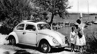 Schwarzweiß-Aufnahme eines VW Käfer aus dem Jahr 1960.