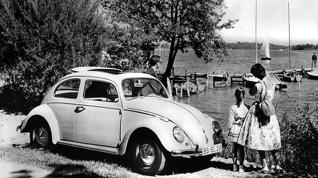 Schwarzweiß-Aufnahme eines VW Käfer aus dem Jahr 1960.