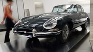 Ein dunkelblauer Jaguar E-Type aus dem Jahr 1961.