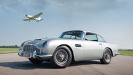 Ein silberner Aston Martin vom Typ DB5.