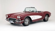 Eine rot-weiße Chevrolet Corvette C1 aus dem Jahr 1961.