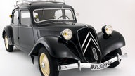 Ein schwarzer Citroën Traction Avant aus dem Jahr 1934.