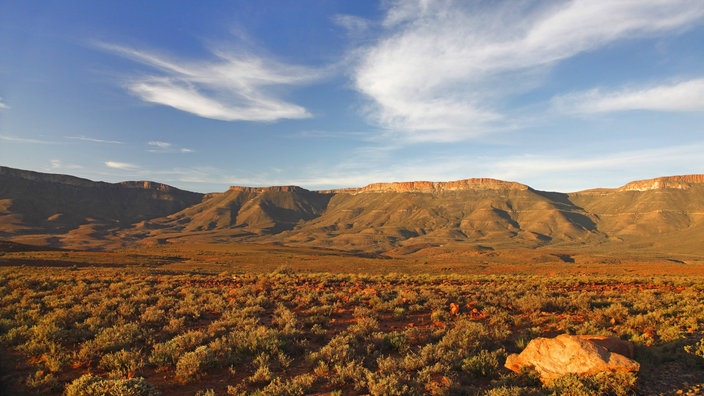 Karge, ausgedörrte Landschaft und Berge ohne großen Bewuchs | Bildquelle: Imago Karge, ausgedörrte Landschaft und Berge ohne großen Bewuchs