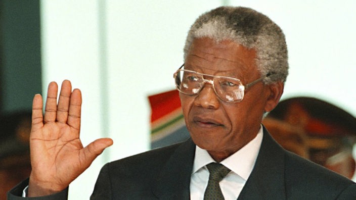 Mandela hebt die Hand zum Amtseid