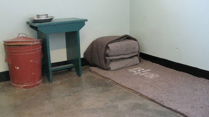 Zusehen ist die Innenansicht von Nelson Mandelas Zelle auf Robben Island. Er war dort 18 Jahre inhaftiert