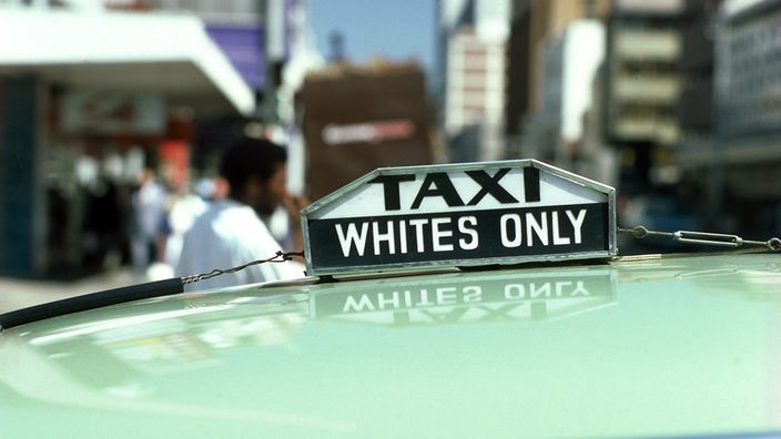 Taxi-Schild mit der Aufschrift "Whites only".