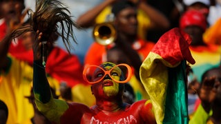 Ein ghanaischer Fußballfan feiert seine Mannschaft beim African Cup 2015 beim Spiel gegen Algerien