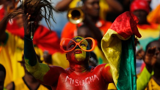 Ein ghanaischer Fußballfan feiert seine Mannschaft beim African Cup 2015 beim Spiel gegen Algerien