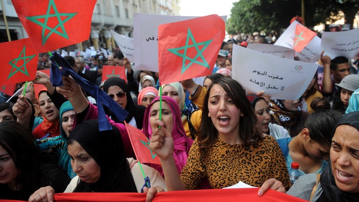 Frauen demonstrieren in Marokko am Internationalen Frauentag für ihre Rechte | Bildquelle: picture alliance / dpa Frauen demonstrieren in Marokko am Internationalen Frauentag für ihre Rechte