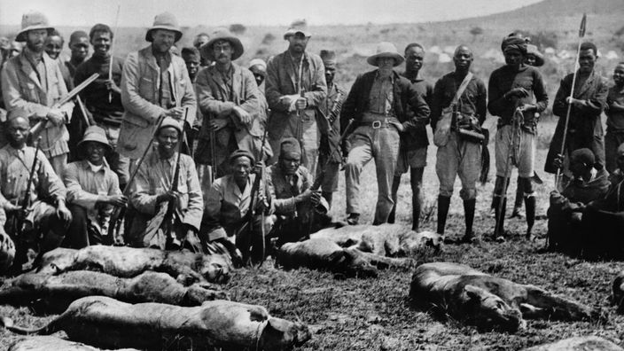 Afrika um die Jahrhundertwende (1900): europäische Großwildjäger/Jäger nach einer erfolgreichen Löwenjagd