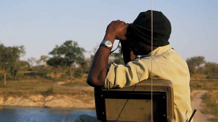 Ein Ranger sucht im Krüger-Nationalpark nach Tieren