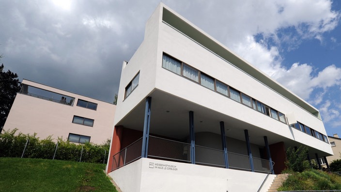 Ein weißes modernes gebautes Haus ist im Vordergrund, ein weiteres im Hintergrund. | Bildquelle: dpa / Franziska Kraufmann Ein weißes modernes gebautes Haus ist im Vordergrund, ein weiteres im Hintergrund.