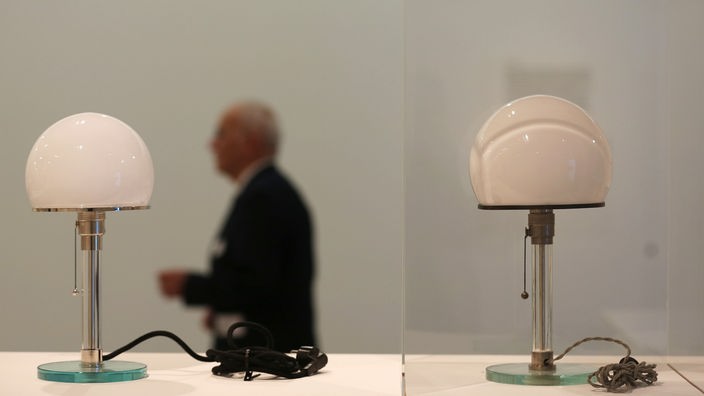 Wagenfeld-Tischlampen in einer Ausstellung