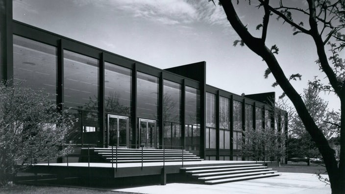 Schwarzweiß-Foto: die Crown Hall am Illinois Institute of Technology