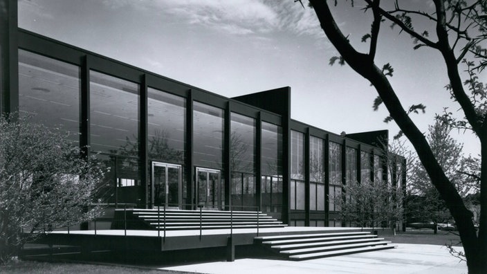 Schwarzweiß-Foto: die Crown Hall am Illinois Institute of Technology | Bildquelle: Imago/Zuma/Keystone Schwarzweiß-Foto: die Crown Hall am Illinois Institute of Technology