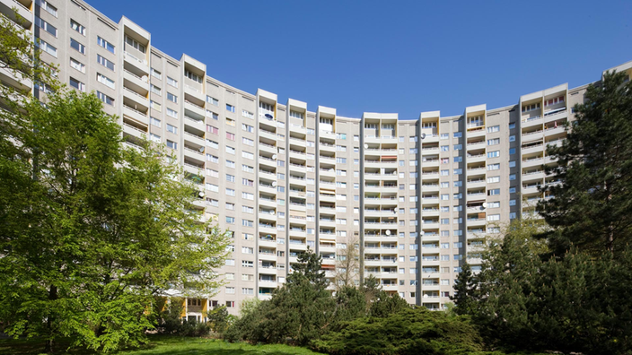 Halbrundes, 18-geschossiges Wohnhochhaus von Walter Gropius. | Bildquelle: picture-alliance/Bildarchiv Monheim Halbrundes, 18-geschossiges Wohnhochhaus von Walter Gropius.