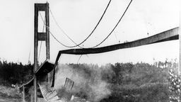 Aufnahme am Ufer zeigt die schwingende Brücke