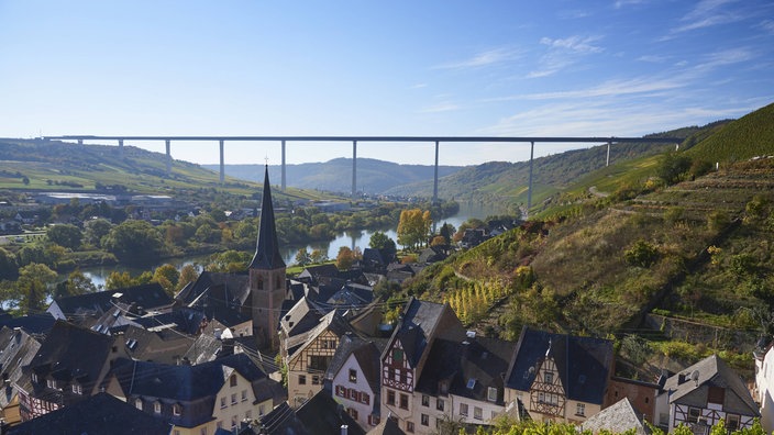 Die Hochmoselbrücke von unten fotografiert | Bildquelle: imago images/Westend61 - Bernados Die Hochmoselbrücke von unten fotografiert
