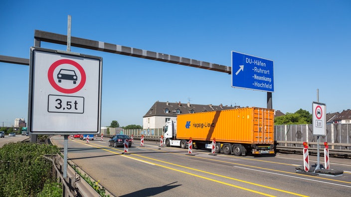 Verbotsschild für Fahrzeuge ab 3,5 Tonnen auf der Rheinbrücke Neuenkamp | Bildquelle: WDR / Frank Rogner Verbotsschild für Fahrzeuge ab 3,5 Tonnen auf der Rheinbrücke Neuenkamp