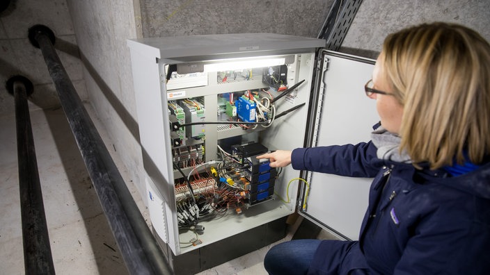 Bauingenieurin Christiane Butz vor einer Messstation im Inneren der ersten "intelligenten" Autobahnbrücke Deutschlands | Bildquelle: dpa Picture-Alliance / Daniel Karmann Bauingenieurin Christiane Butz vor einer Messstation im Inneren der ersten "intelligenten" Autobahnbrücke Deutschlands
