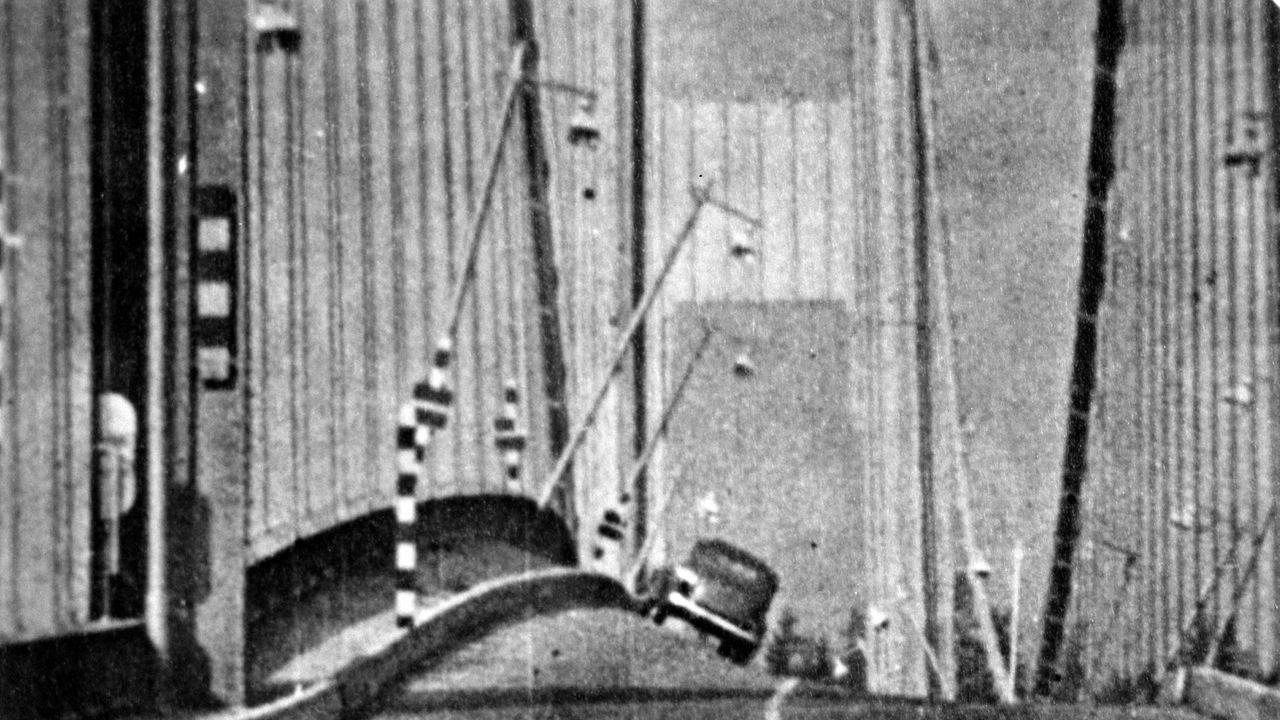 Ein Auto steht auf der stark schwingenden Brücke kurz vor dem Einsturz