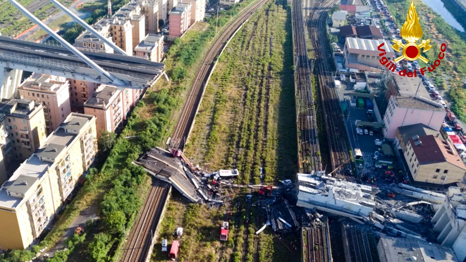 Luftbildaufnahme der Feuerwehr zeigt die eingestürzte Brücke am Tag des Unglücks.