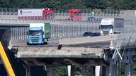 Ein LKW steht kurz vor dem abgestürzten Teilstück der Brücke