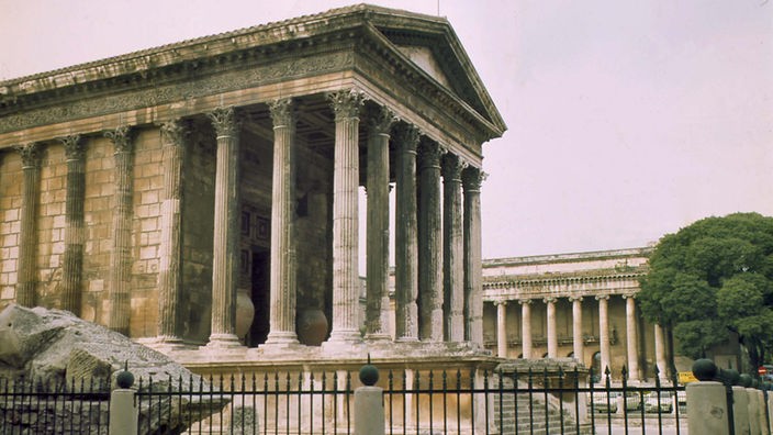 Seitlicher Blick auf eine kleinen antiken Tempel in Nîmes.