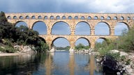 Frontale Ansicht auf die Bögen der Brücke 'Pont du Gard' über dem Fluss Gardon.