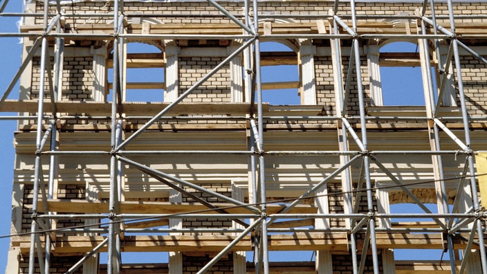 Ein Baugerüst steht an einer alten Hausfassade. | Bildquelle: imago / Birgit Koch Ein Baugerüst steht an einer alten Hausfassade.