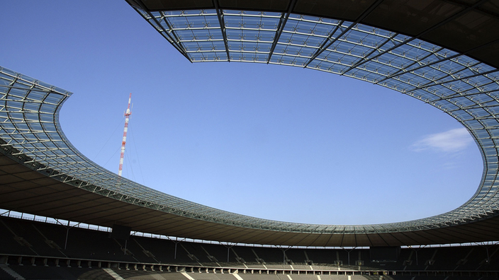 Innenansicht des Olympiastadions in Berlin, Oktober 2004 | Bildquelle: akg Innenansicht des Olympiastadions in Berlin, Oktober 2004