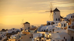 Zwei Segelwindmühlen auf der griechischen Insel Santorini 