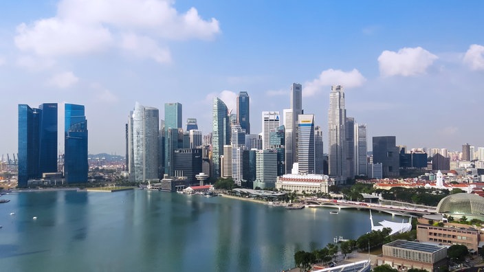 Rund um eine große Meeresbucht drängen sich die Wolkenkratzer von Singapur. 