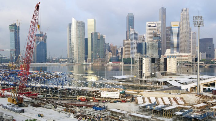 Blick auf die Großbaustelle von Marina Barrage in Singapur im Juni 2009. Die Baustelle grenzt direkt an den Business District von Singapur City.