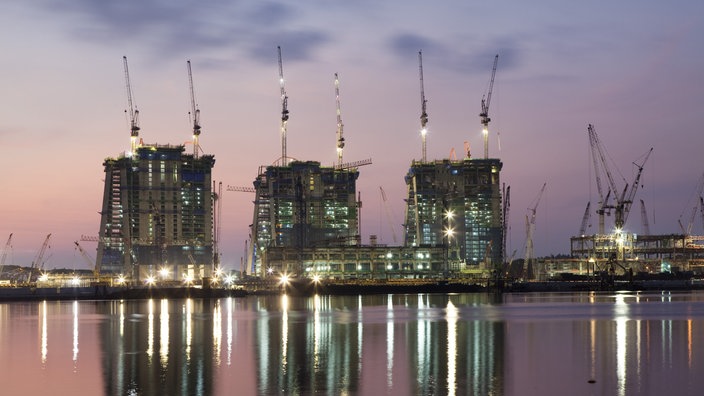 Die Großbaustelle Marina Barrage in der Dämmerung.