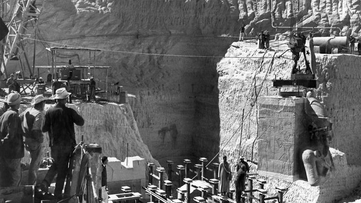 Schwarzweiß-Foto: Arbeiten am Tempel von Abu Simbel