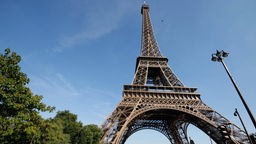 Der Blick fällt auf dem Eiffelturm vor einem strahlend blauen Himmel