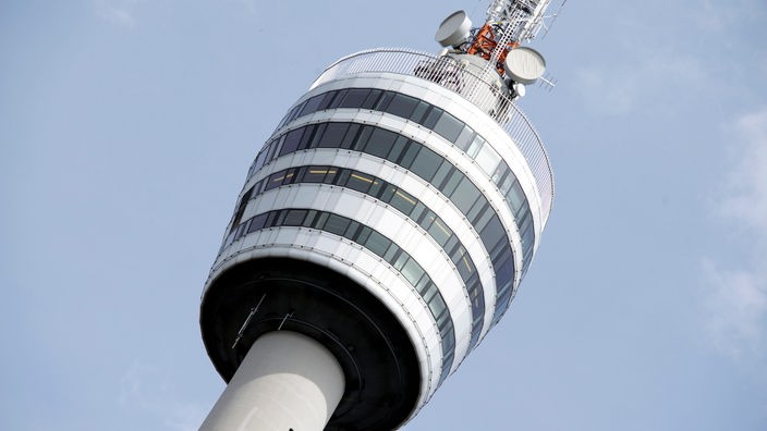 Eine Nahaufnahme der Spitze des Stuttgarter Fernsehturms 