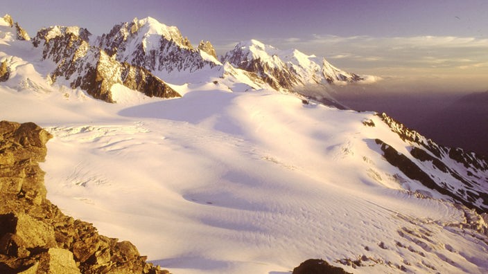 Das zum Teil mit Schnee bedeckte Massiv des Mont Blanc.