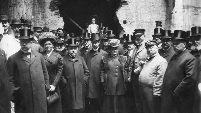 Der erste Durchbruch des Elbtunnels in Hamburg. Gruppenbild mit den Bürgermeistern Schröder und Johann Predöhl, 1910.
