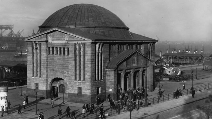 Das Eingangsgebäude zum Elbtunnel um 1920.