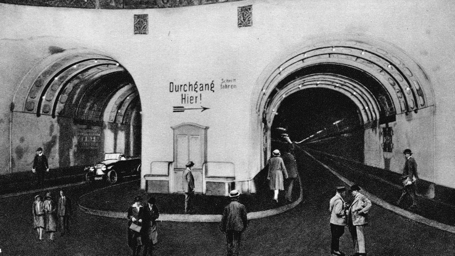 Fotomontage: Eingang für Fußgänger und PKW in den Elbtunnel um 1920.
