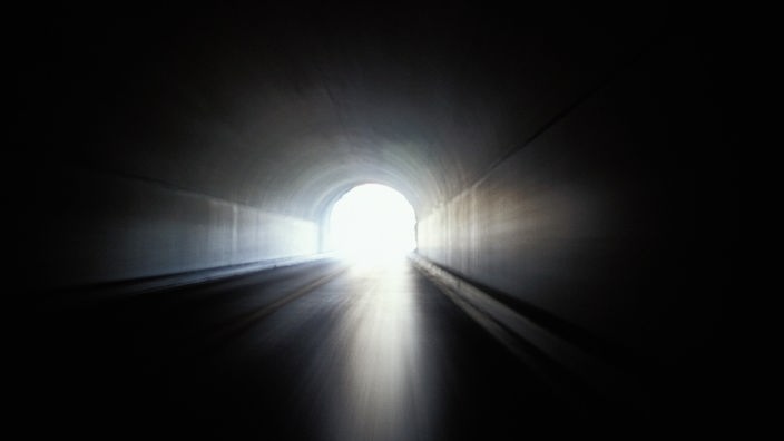 Ein dunkler Tunnel mit Licht am Ende.